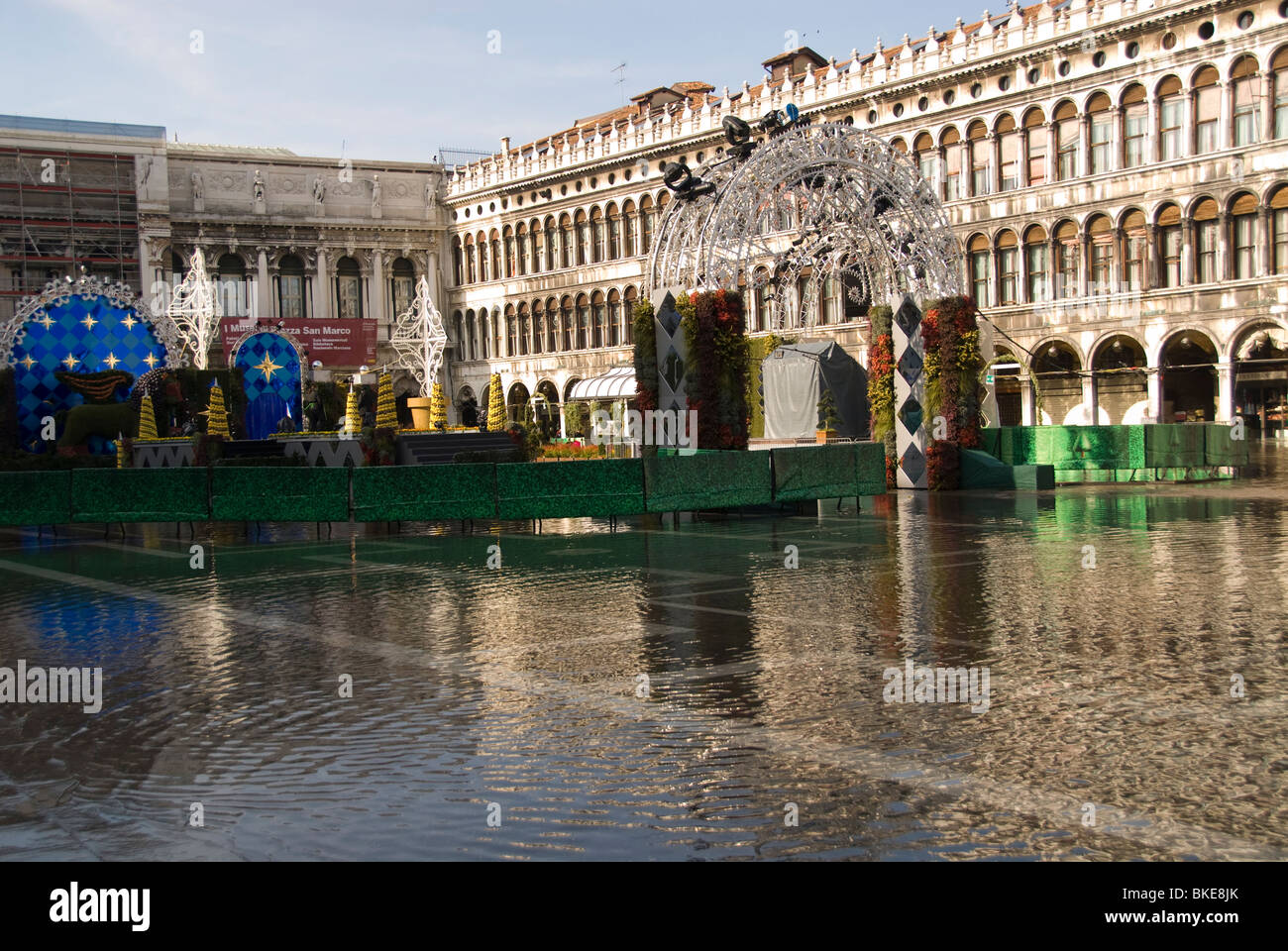Acqua alta durante il Carnevale in Piazza San Marco, Venezia, Italia Foto Stock