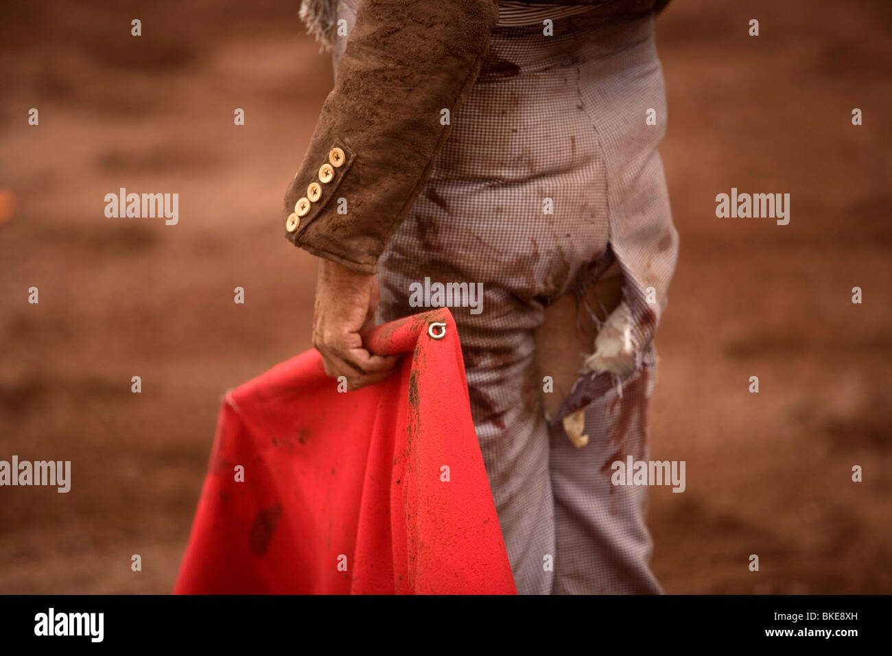 Il torero i pantaloni sono lacerati come egli esegue in Città del Messico, 13 settembre 2008. Foto Stock