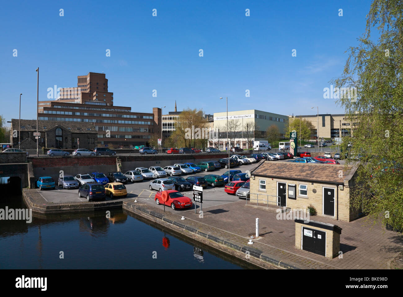 Aspley bacino, incrocio di Huddersfield ampio e stretti canali trascurato dalla Università di Huddersfield, Huddersfield, West Yorkshire, Inghilterra, Regno Unito. Foto Stock