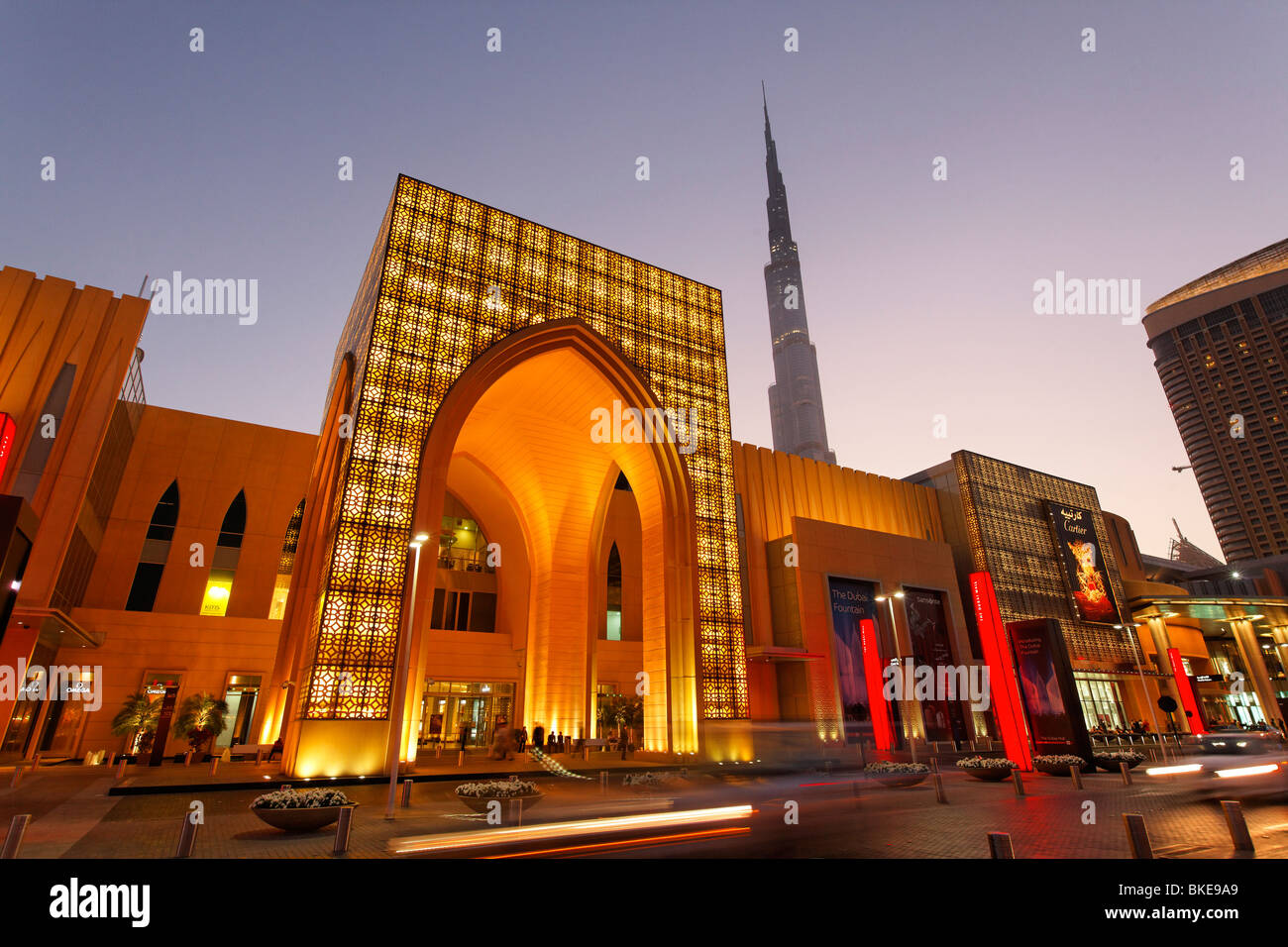 Dubai Mall vicino a Burj Khalifa , centro commerciale più grande del mondo con più di 1200 negozi, Dubai, Emirati arabi uniti Foto Stock