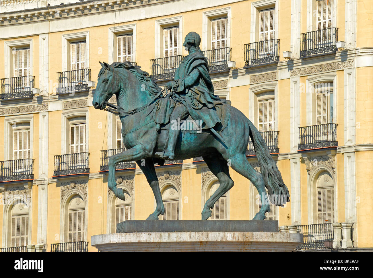 Madrid, Spagna. Puerta del Sol. Statua equestre di re Carlos / Carlo III Foto Stock
