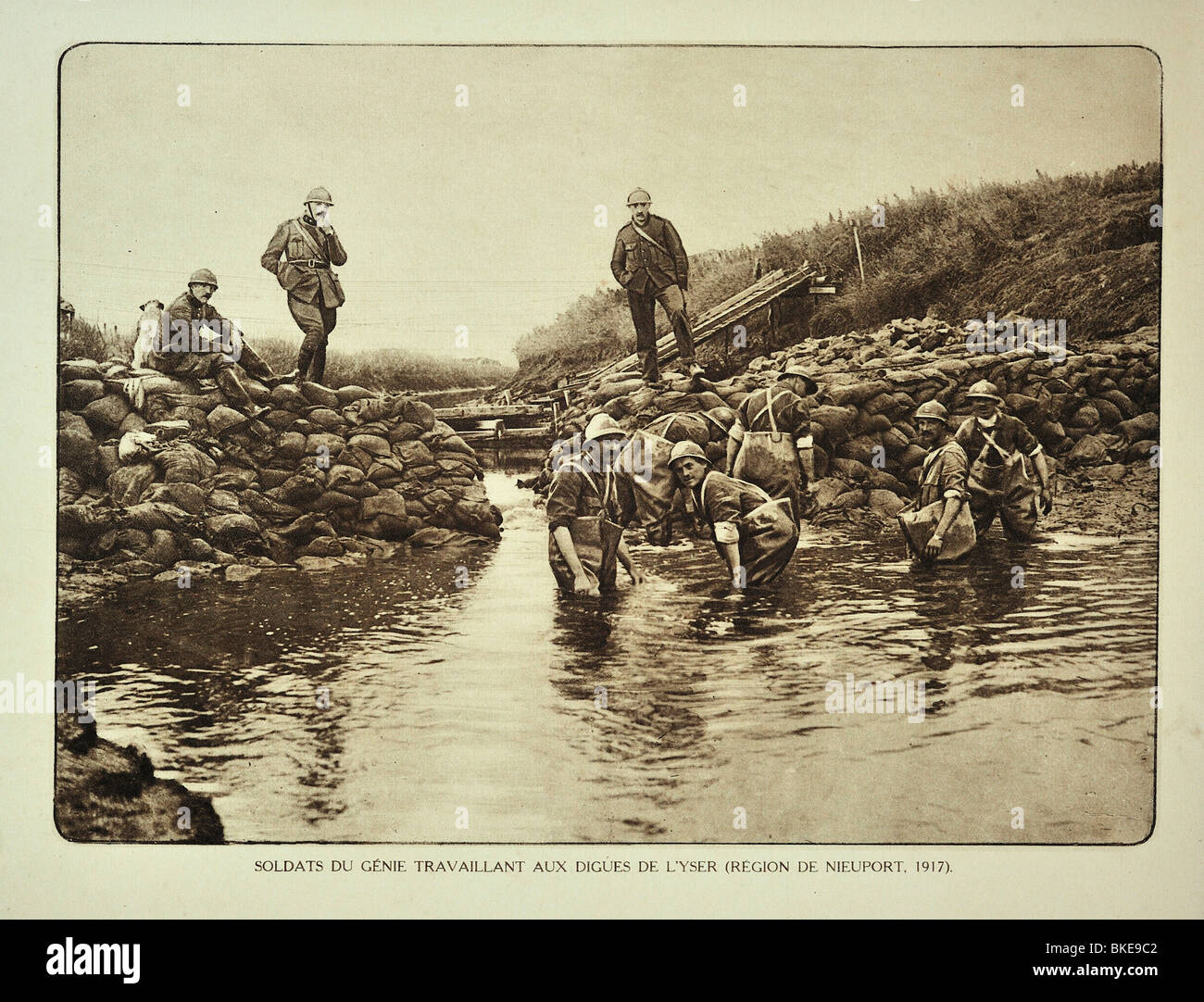 Gli ingegneri militari la riparazione di dighe lungo il fiume Yser / IJzer a Nieuport nelle Fiandre durante la Prima Guerra Mondiale uno, Belgio Foto Stock