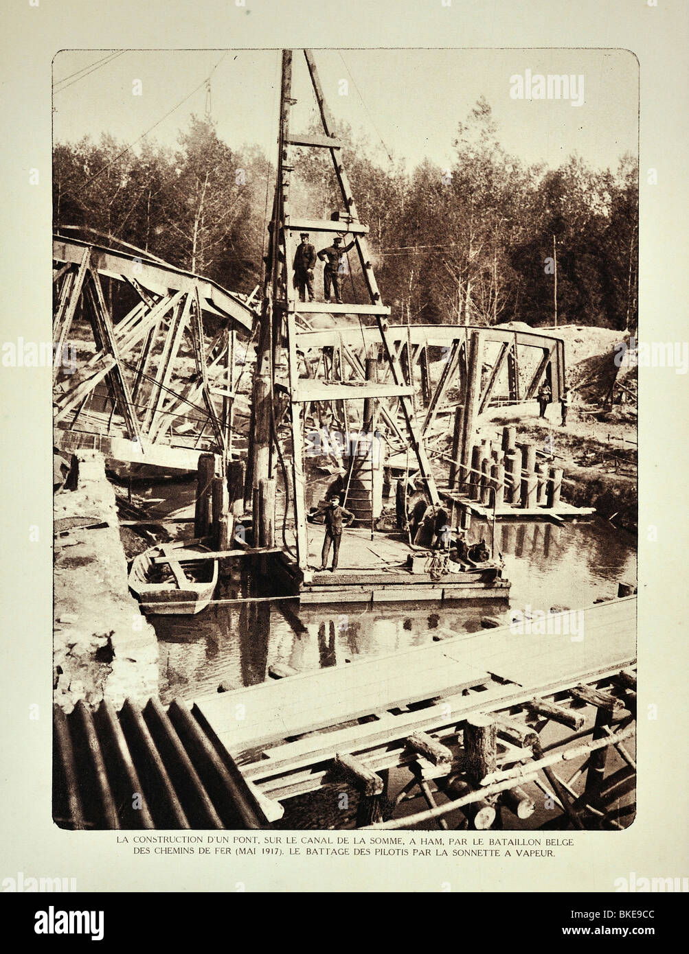La costruzione di un ponte sul fiume Somme al prosciutto in Francia dal belga WWI engineer soldati durante la Prima Guerra Mondiale uno Foto Stock