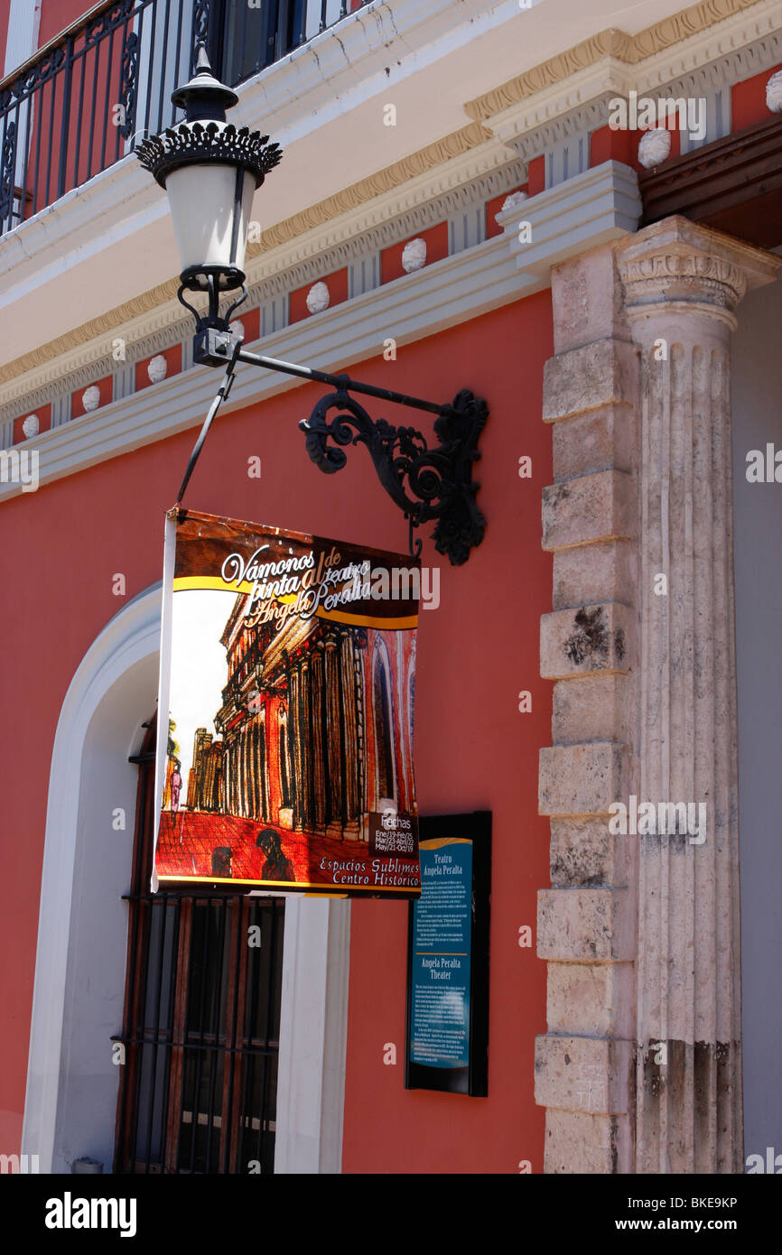 Mazatlan theatre poster appeso al di fuori del teatro di Mazatlan,Sinaloa,Messico. Foto Stock