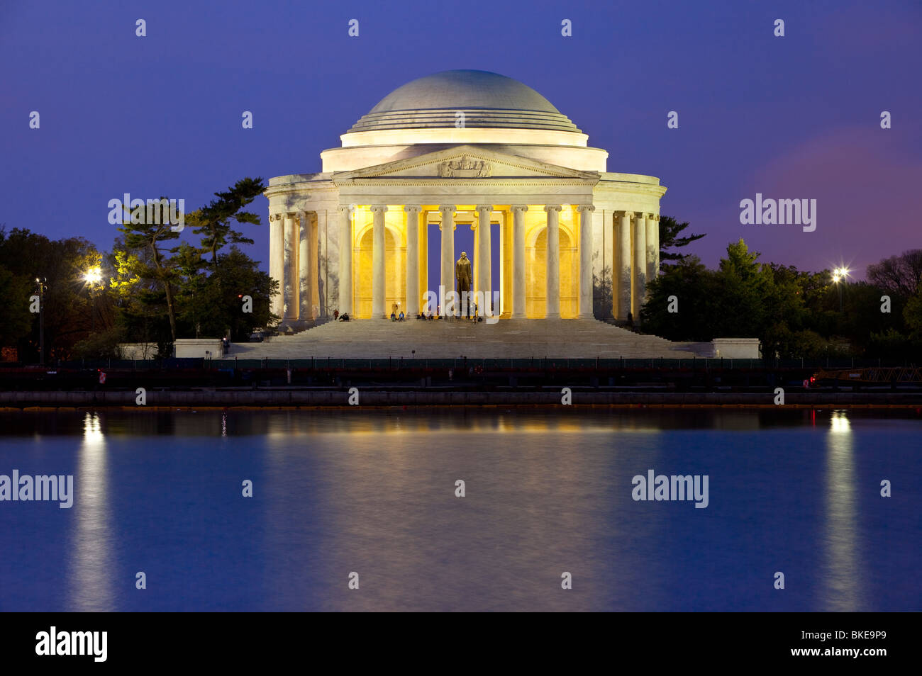 Vista del Jefferson Memorial attraverso il bacino di marea appena prima dell'alba in DC di Washington STATI UNITI D'AMERICA Foto Stock