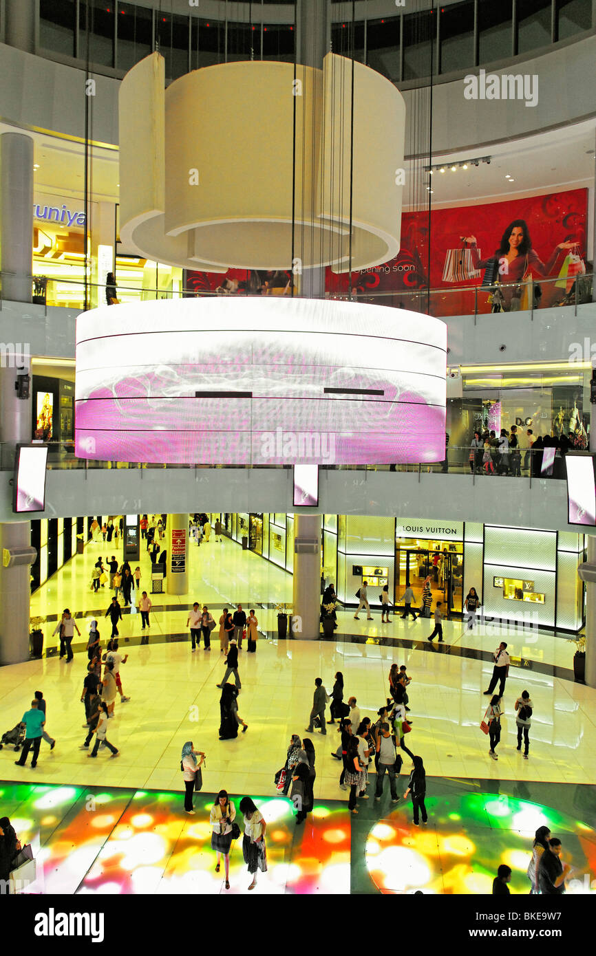 Dubai Mall vicino a Burj Khalifa , centro commerciale più grande del mondo con più di 1200 negozi, Dubai, Emirati arabi uniti Foto Stock