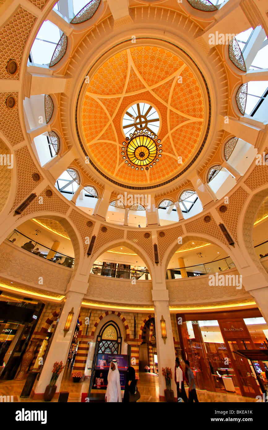 Arabian cupola in Dubai Mall vicino a Burj Khalifa , centro commerciale più grande del mondo con più di 1200 negozi, Dubai, Emirati arabi uniti Foto Stock