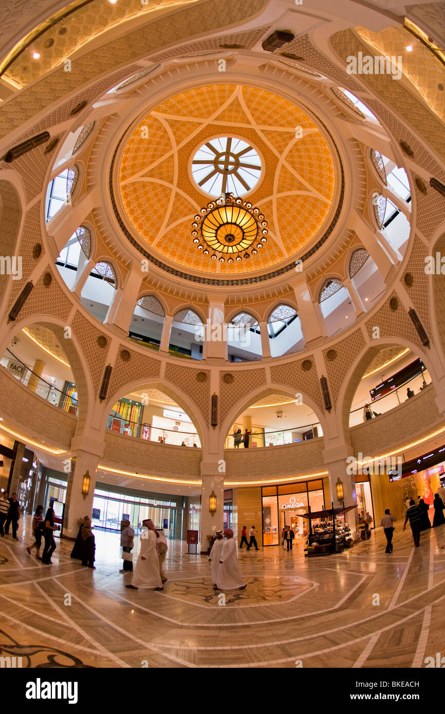 Arabian cupola in Dubai Mall vicino a Burj Khalifa , centro commerciale più grande del mondo con più di 1200 negozi, Dubai, Emirati arabi uniti Foto Stock
