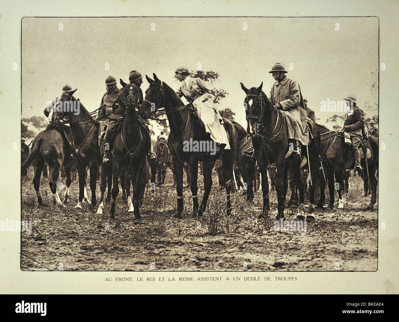 Re Alberto I e la regina Elisabetta a cavallo saluto belga di soldati della Prima Guerra Mondiale nelle Fiandre durante la Prima Guerra Mondiale uno, Belgio Foto Stock