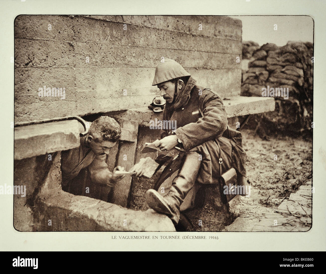 WWI soldier ricevere lettera dal postino / supporto per posta in trincea in Fiandra occidentale durante la Prima Guerra Mondiale uno, Belgio Foto Stock