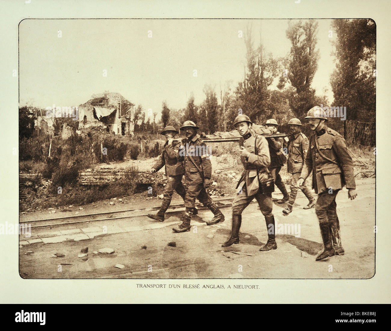 La prima guerra mondiale il trasporto di feriti soldato inglese sulla barella a Nieuport in Fiandra occidentale durante la Prima Guerra Mondiale uno, Belgio Foto Stock