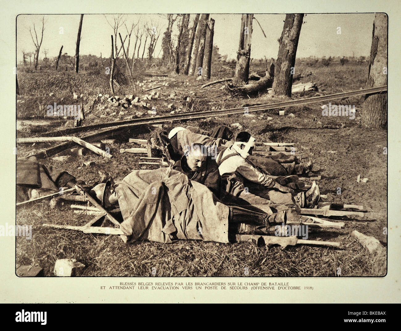 Feriti WW1 soldati sulle barelle in attesa di evacuazione dal campo di battaglia in Fiandra occidentale durante la Prima Guerra Mondiale uno, Belgio Foto Stock