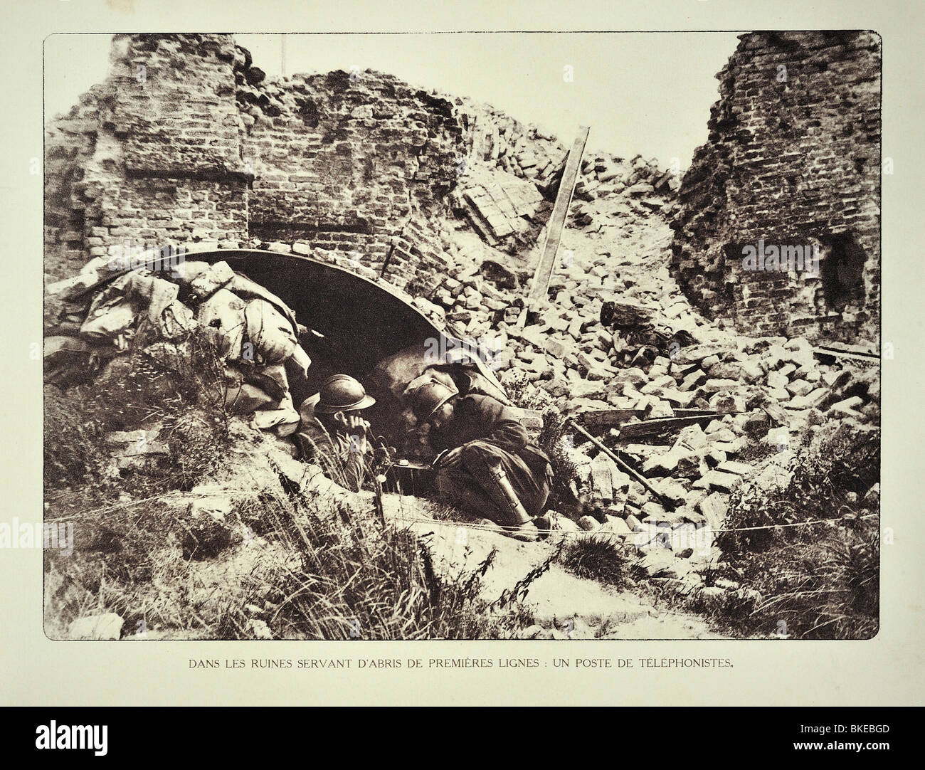 WWI soldier tramite telefono al posto di osservazione a ruderi dopo il bombardamento in Fiandra occidentale durante la Prima Guerra Mondiale uno, Belgio Foto Stock