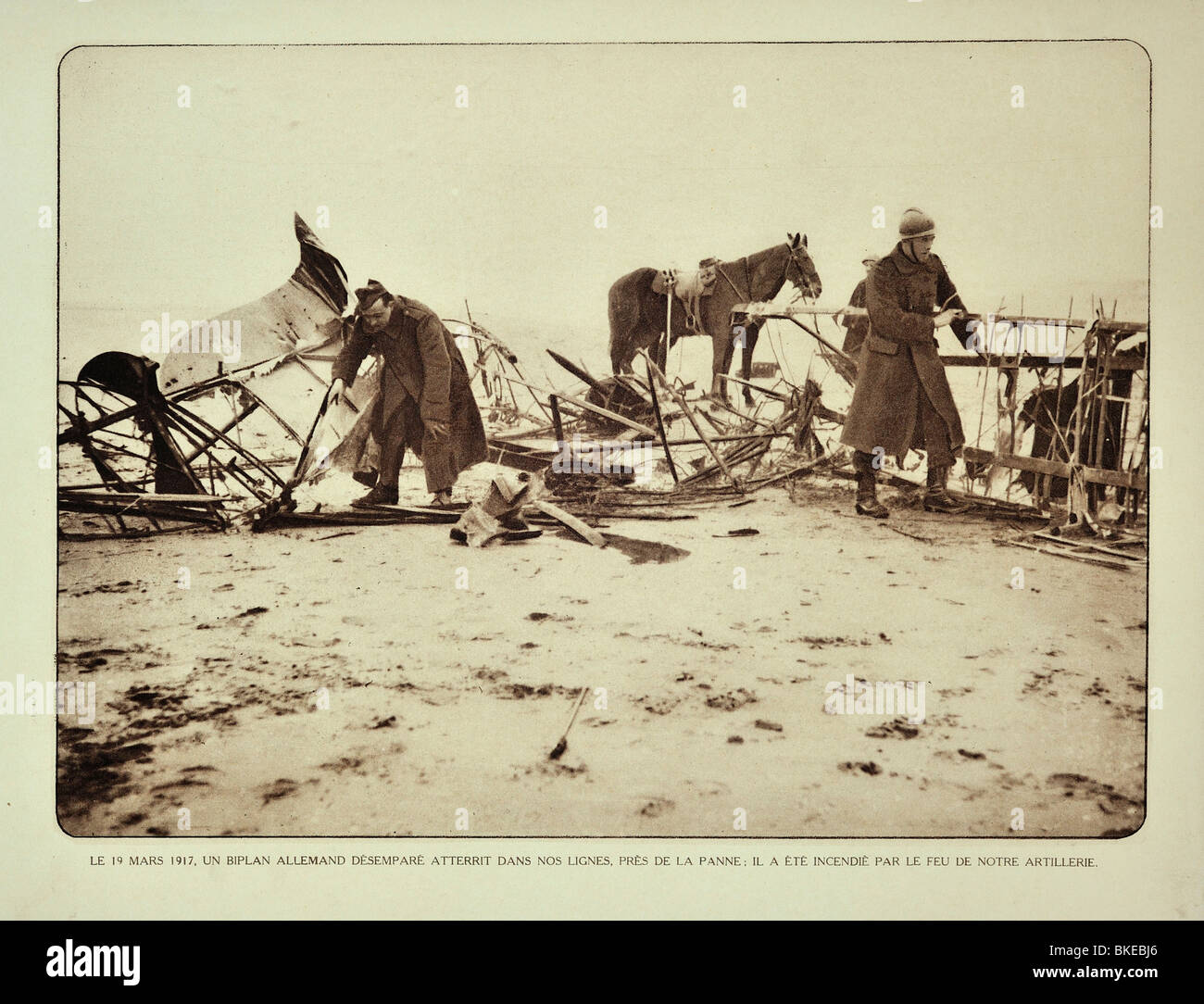 WW1 soldati belgi esaminando si è schiantato un biplano vicino a De Panne, Fiandre Occidentali durante la Prima Guerra Mondiale uno, Belgio Foto Stock