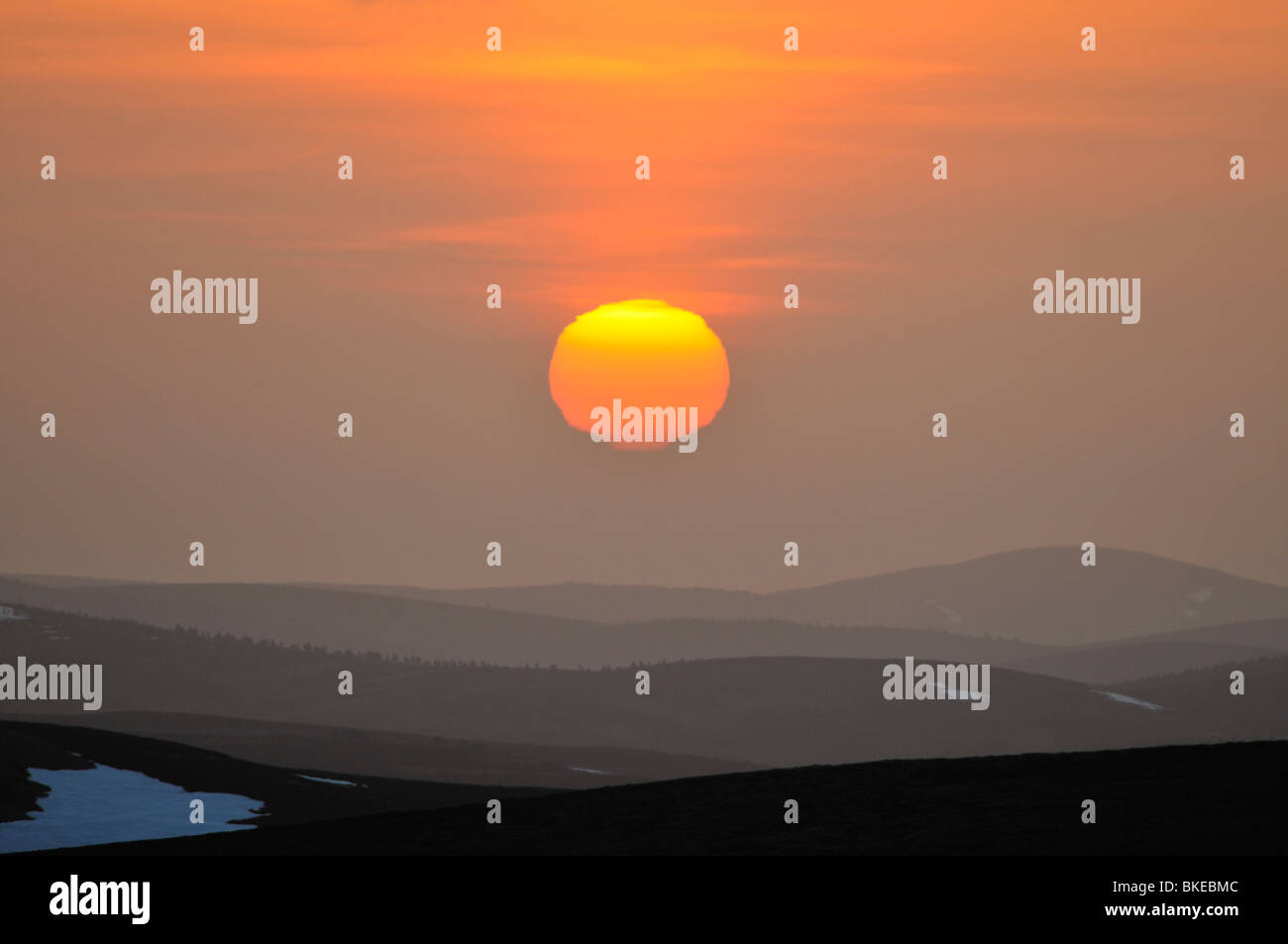Highland scozzesi sunrise attraverso ceneri vulcaniche haze. SCO 6176 Foto Stock