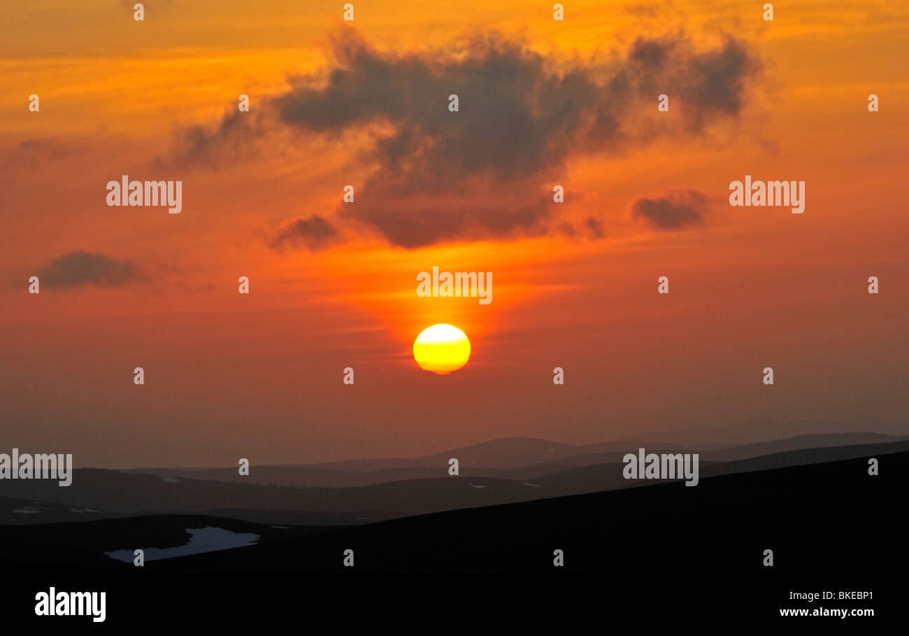 Highland scozzesi sunrise attraverso ceneri vulcaniche haze 6177 SCO Foto Stock