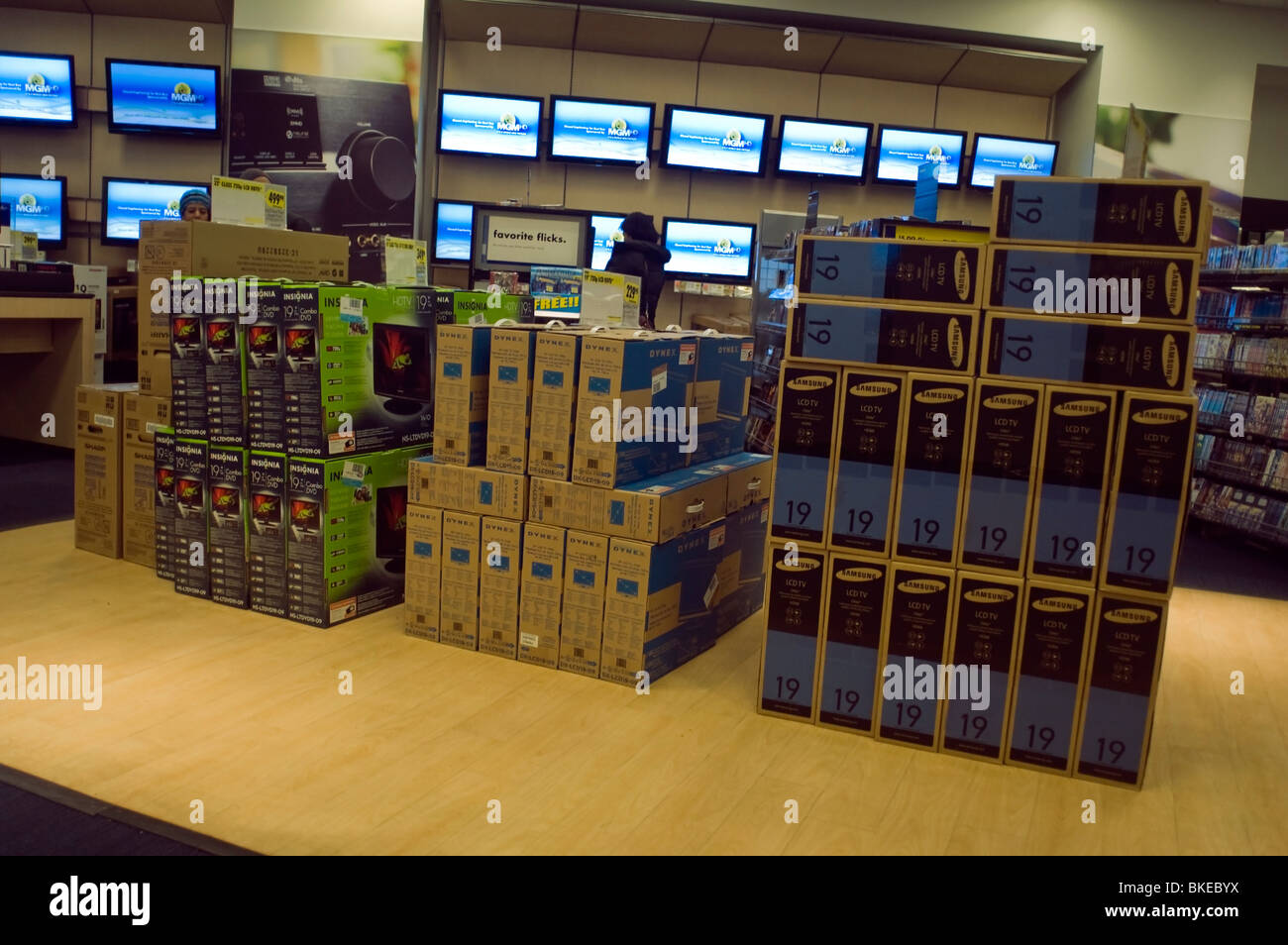 Ai clienti di sfogliare il televisore a schermo piatto, visualizzazione in un Best Buy negozio di elettronica in New York Foto Stock