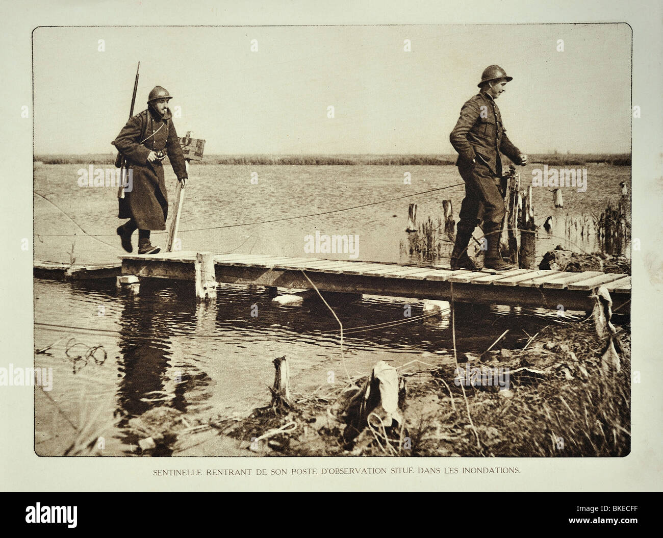 La prima guerra mondiale belga soldato di ritorno dal posto di osservazione a terreno allagati in Fiandra occidentale durante la Prima Guerra Mondiale uno, Belgio Foto Stock