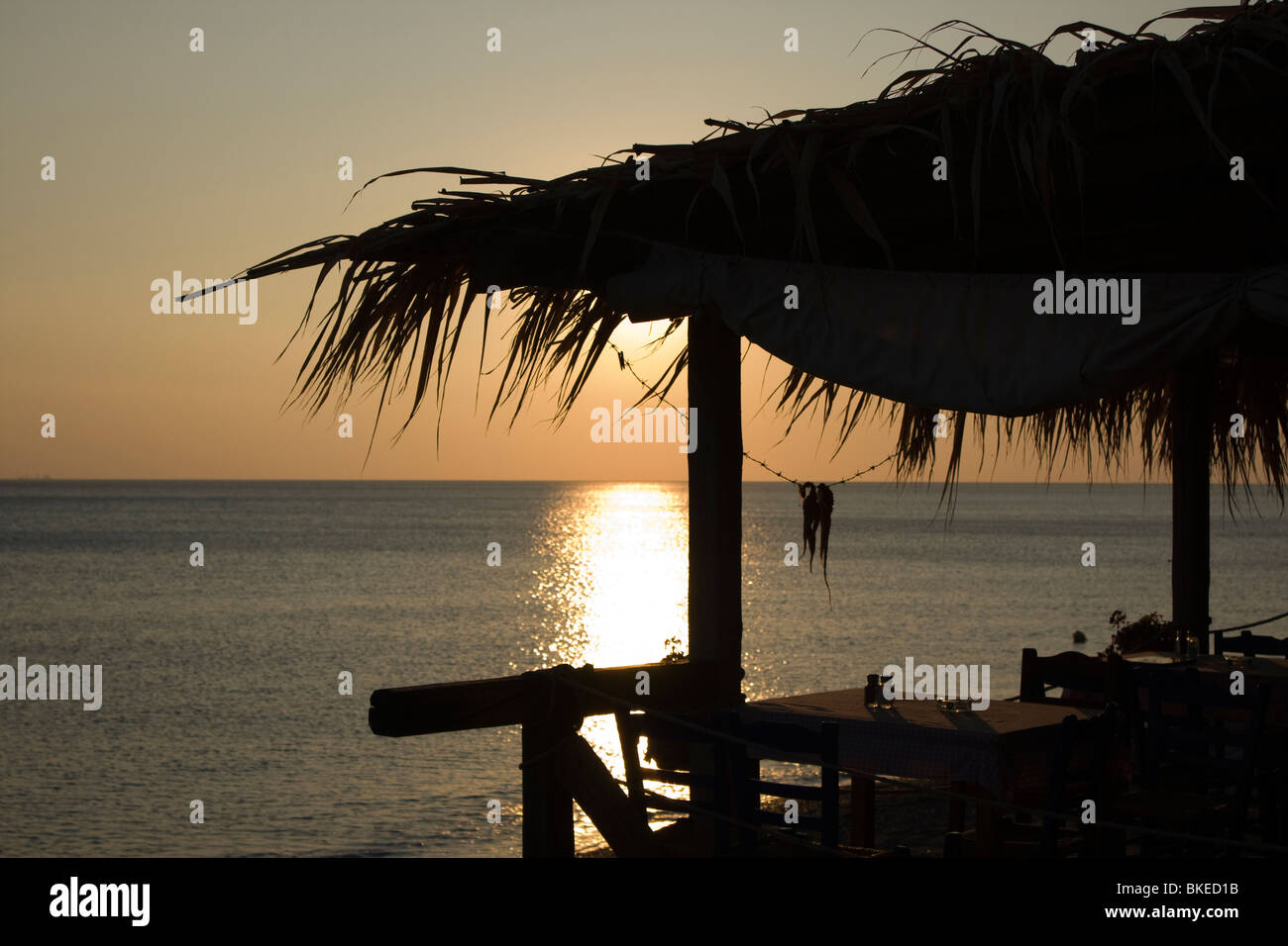 Silhouette di capanna con polpo pendenti Foto Stock