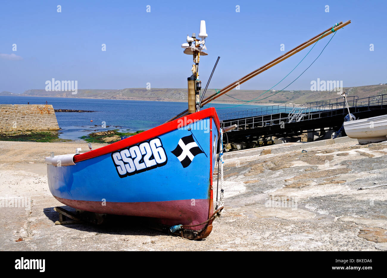 Una barca da pesca sullo scalo a Sennen Cove Harbour, Cornwall, Regno Unito Foto Stock