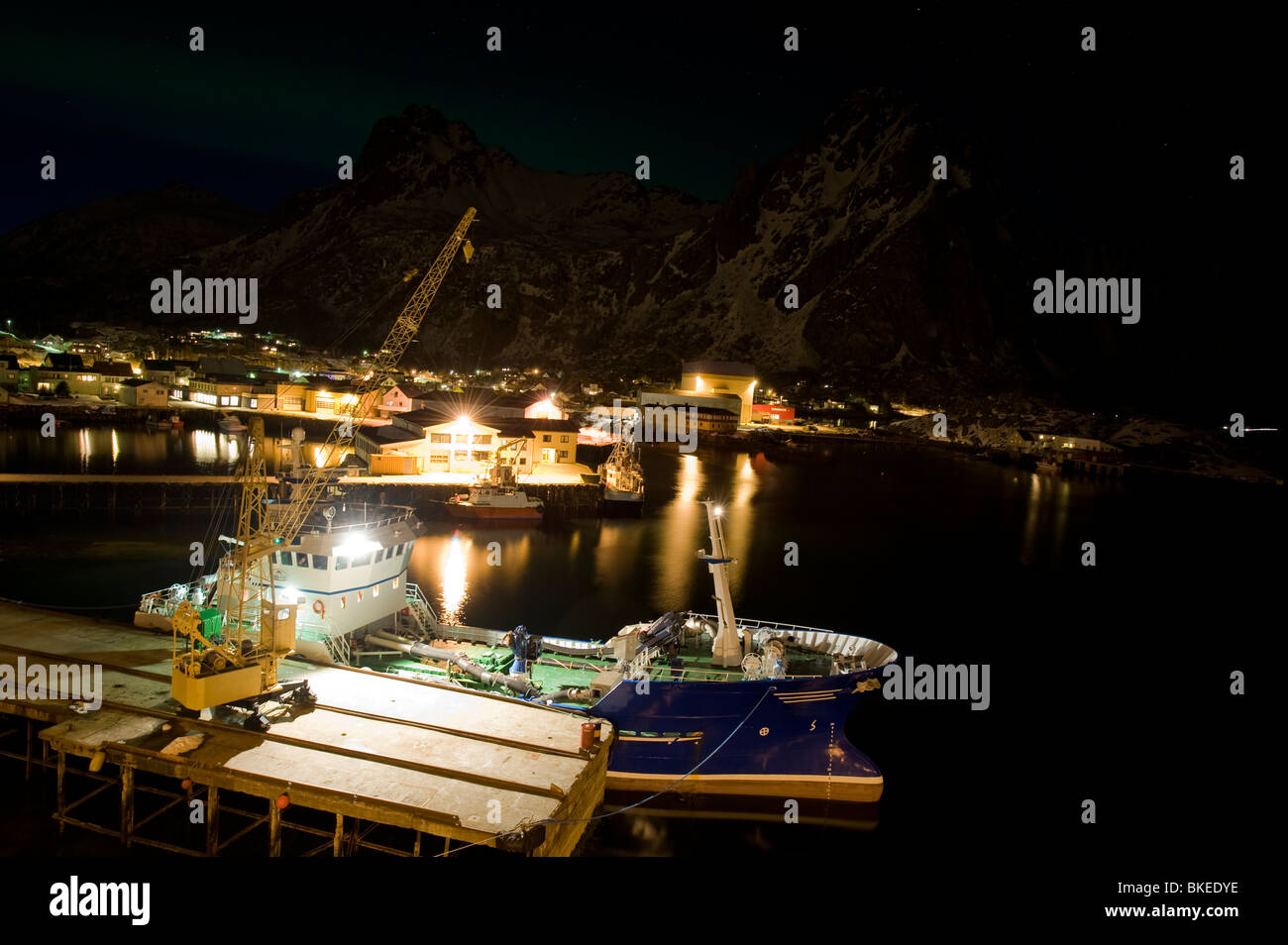 Nave al porto di notte, Svolver, Lofoten, Norvegia Foto Stock