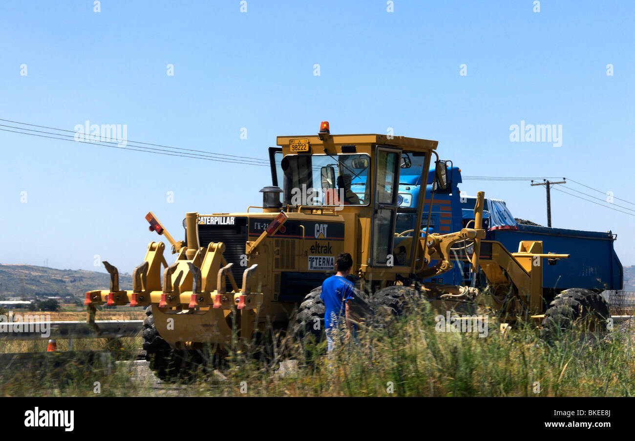 Grecia Lavori di costruzione della strada per Delphi uomo da CAT Digger Foto Stock