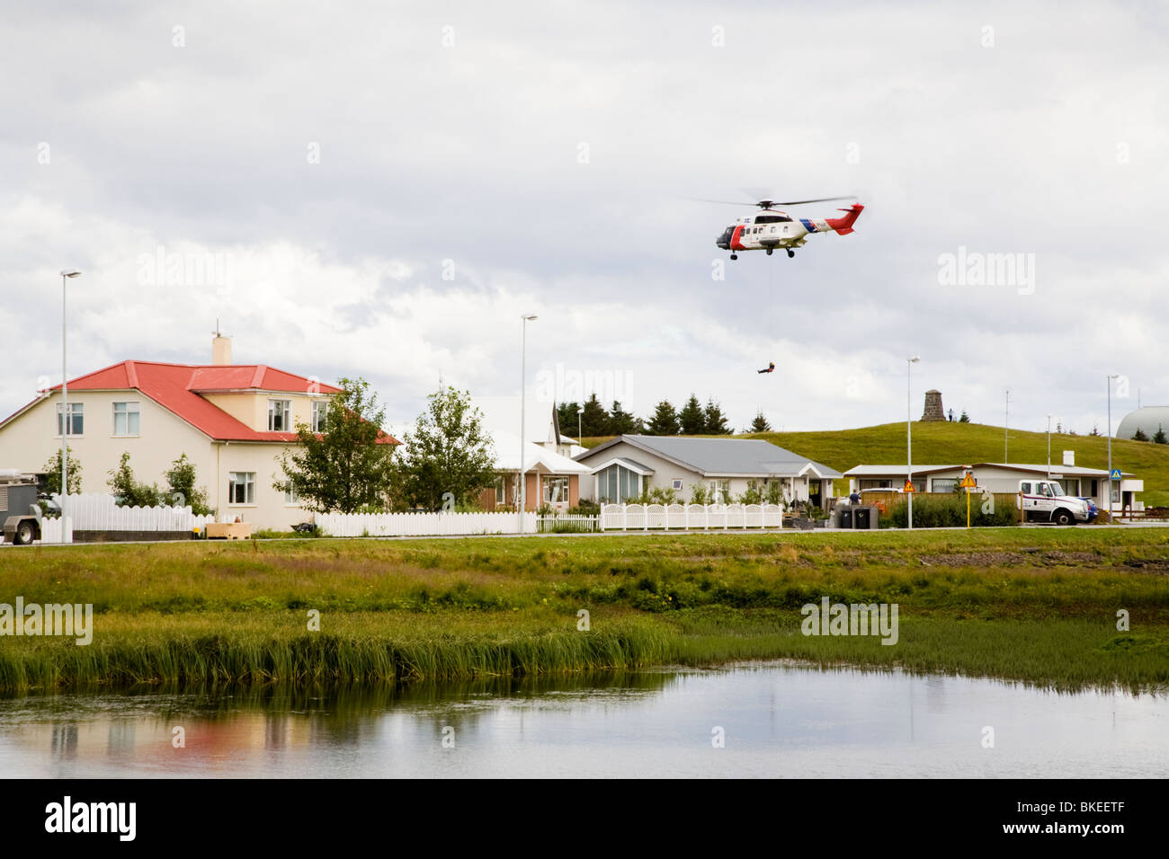 Elicottero da la Icelandic Coast Guard vola sopra Vogar in Vatnsleysustrond, Islanda. Foto Stock