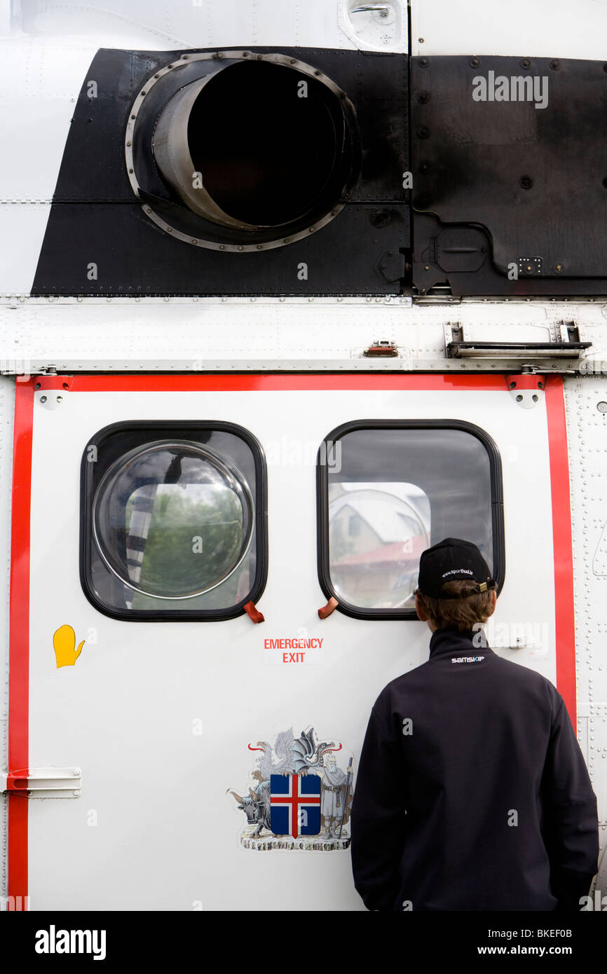 Le persone si radunano attorno ad un elicottero da la Icelandic Coast Guard, Vogar in Vatnsleysustrond, Islanda. Foto Stock