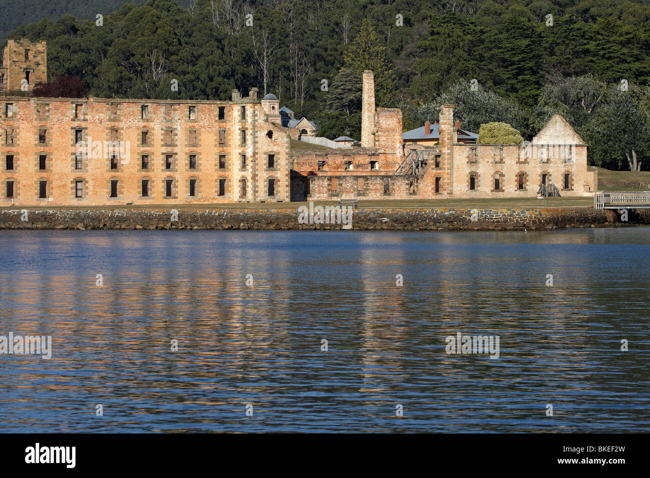 Il penitenziario rovine riflette in Mason Cove, Storico di Port Arthur colonia penale, Penisola Tasmana, Tasmania, Australia Foto Stock