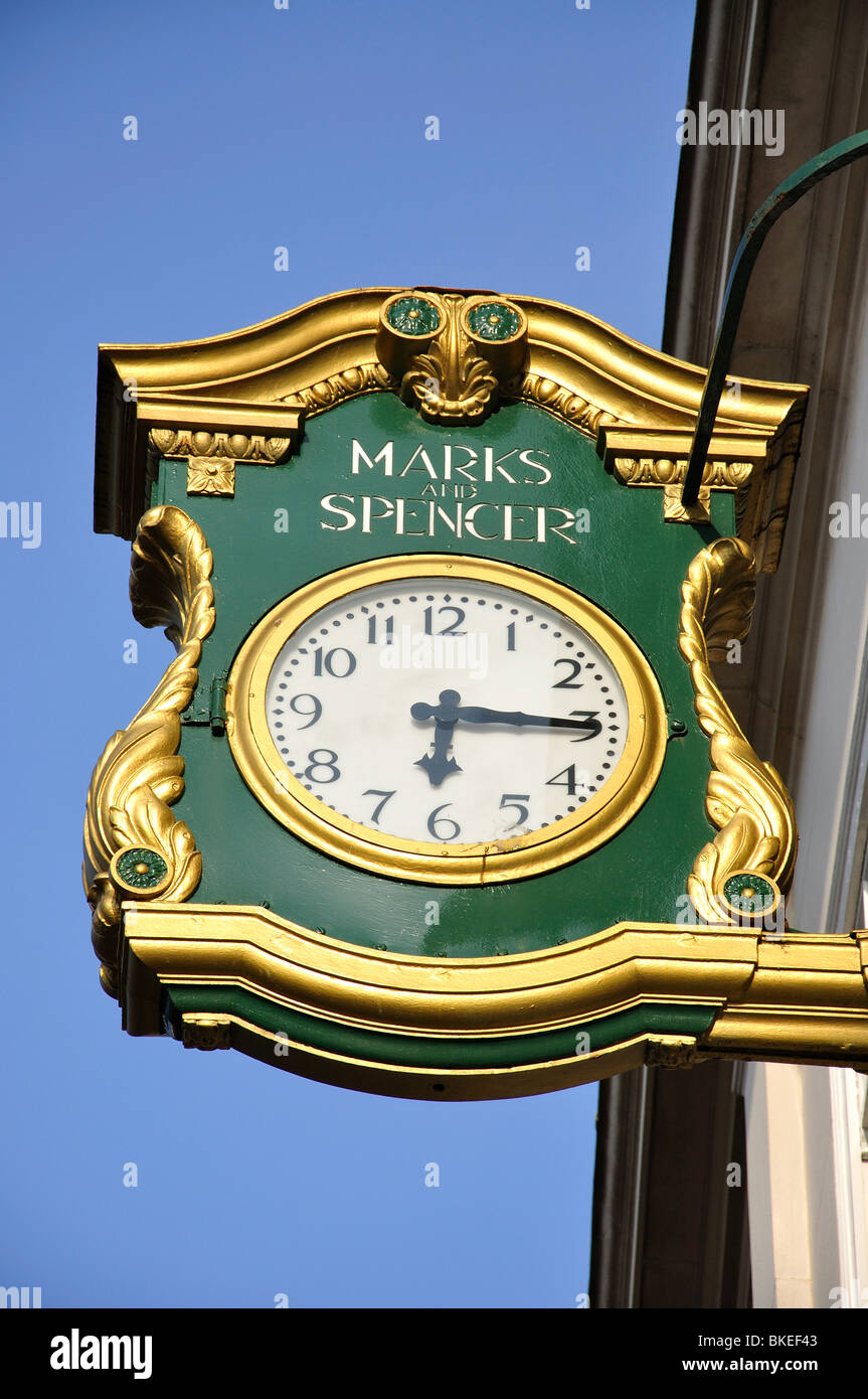 La Marks & Spencer orologio, Montague Street, Worthing, West Sussex, in Inghilterra, Regno Unito Foto Stock