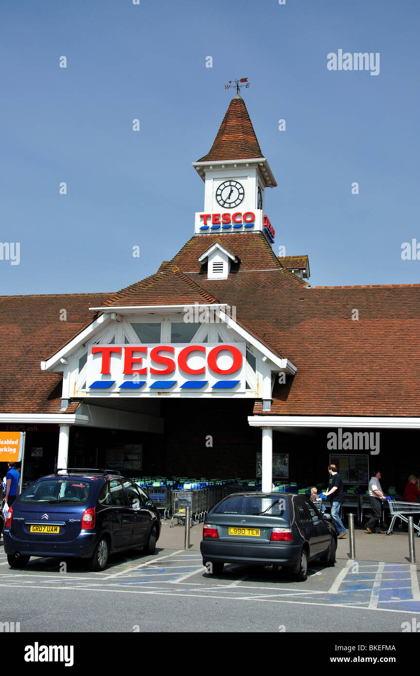 Clocktower, supermercato Tesco, Burgess Hill, West Sussex, in Inghilterra, Regno Unito Foto Stock