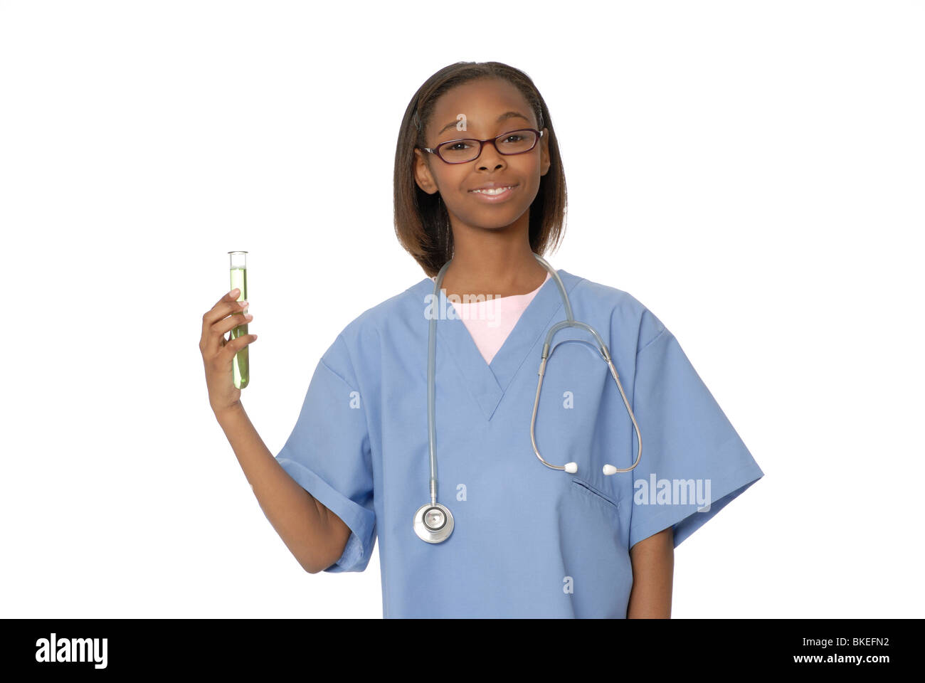 Dieci anni di ragazza vestita come un medico, con un tubo di prova o becher. Foto Stock