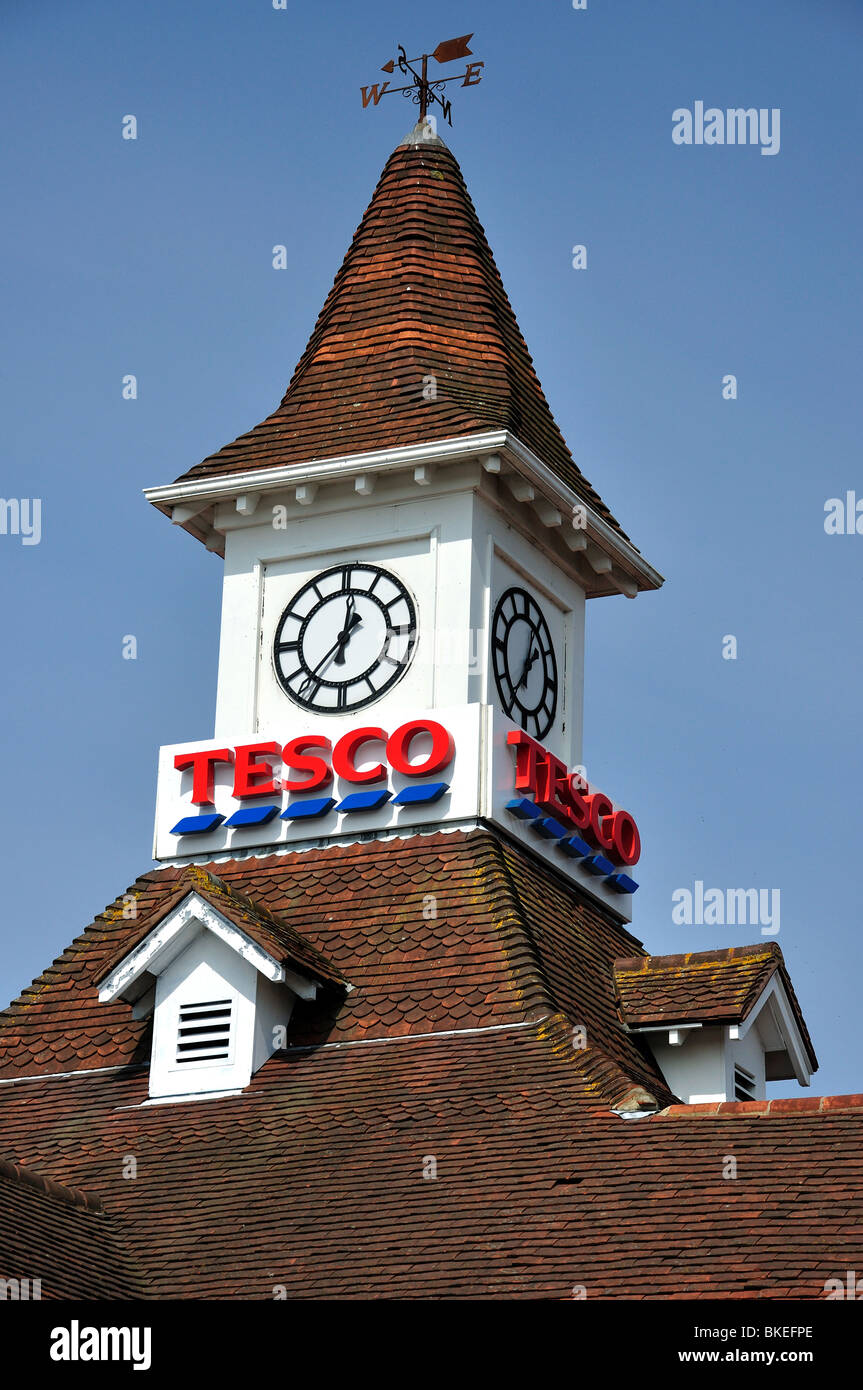 Clocktower, supermercato Tesco, Burgess Hill, West Sussex, in Inghilterra, Regno Unito Foto Stock