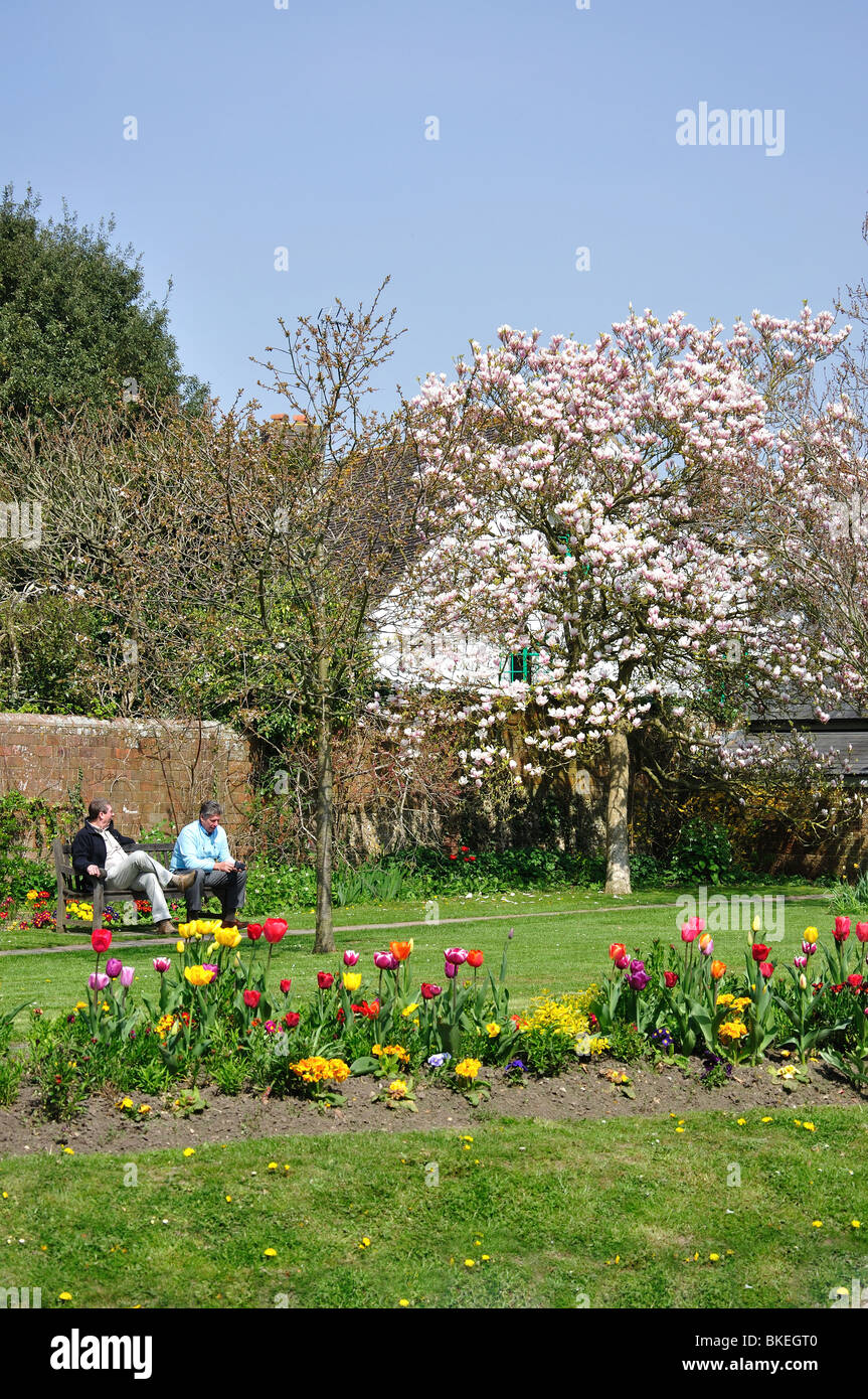 Piccolo parco in primavera, High Street, Hurstpierpoint, West Sussex, in Inghilterra, Regno Unito Foto Stock