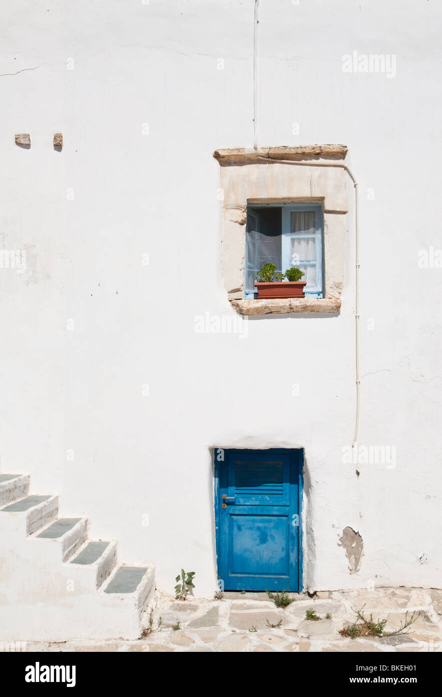 Piccola porta e finestra situata sulla parete interna del Kastro Veneziano sull isola di Antiparos, Grecia Foto Stock
