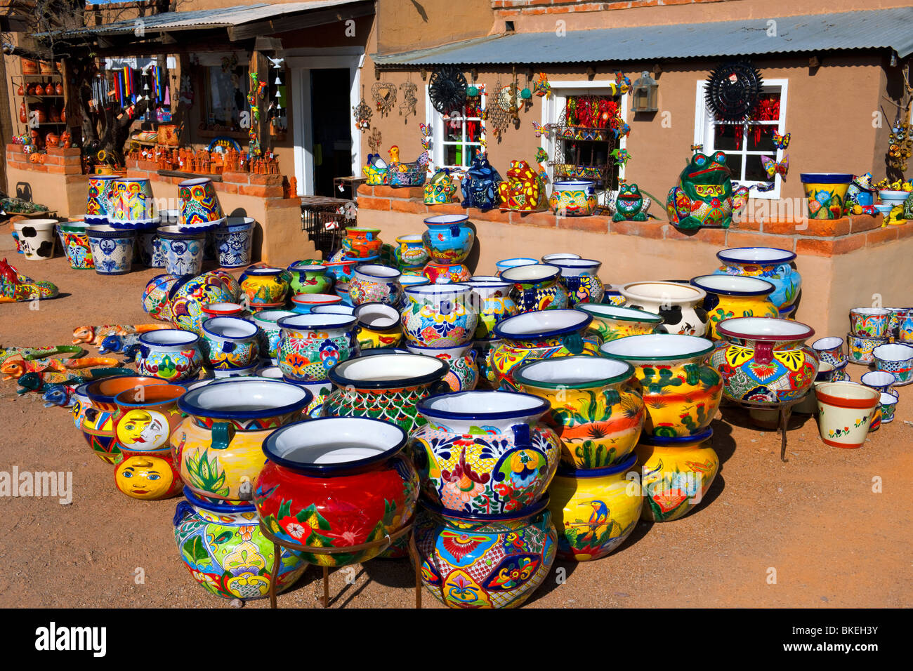 La piccola città di Tubac, Arizona, è noto per i suoi negozi eclettici, gallerie d'arte e ceramiche colorate visualizza. Foto Stock