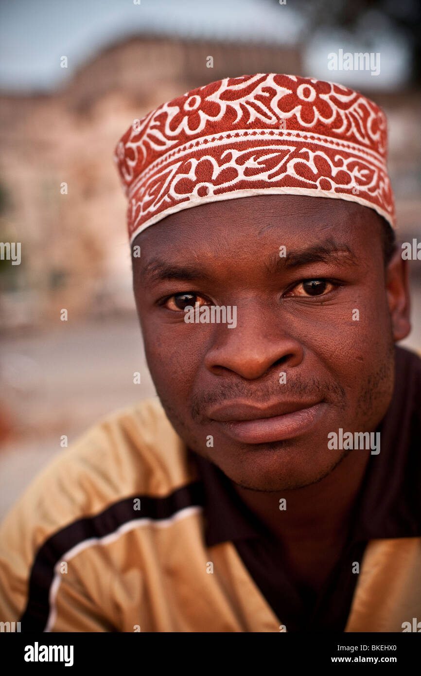 Giovane uomo Swahili - Stonetown, Zanzibar, Tanzania. Foto Stock