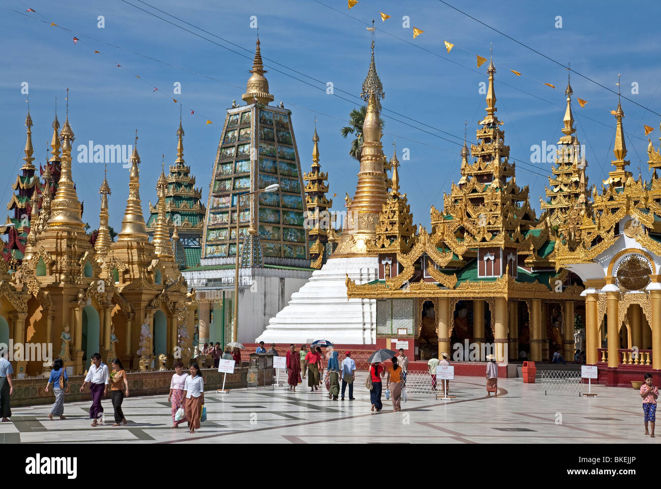Templi buddisti a Shwedagon Paya. Yangon. Myanmar Foto Stock