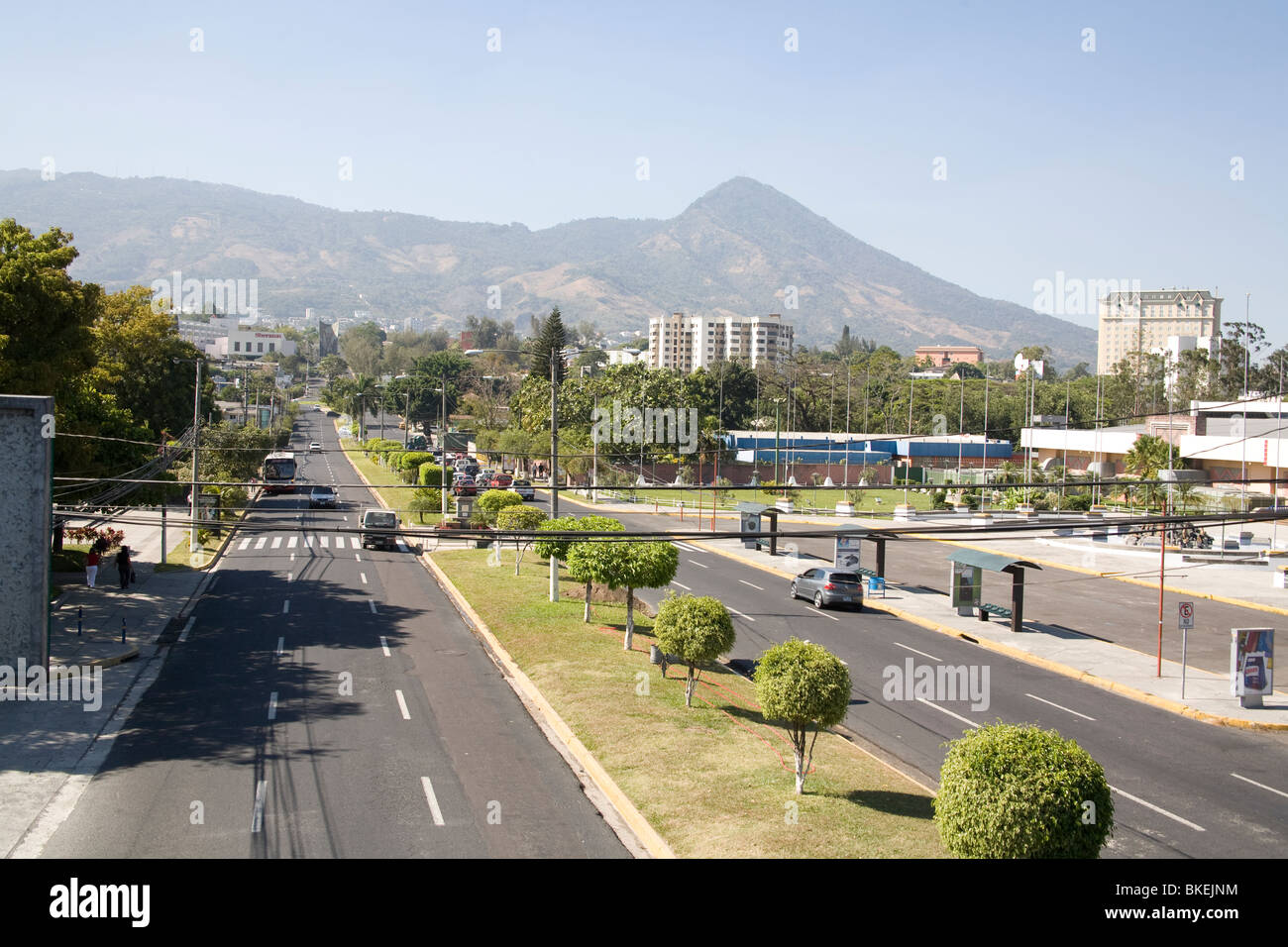 Avenida de la Revolucion con il vulcano San Salvador in background, El Salvador Foto Stock