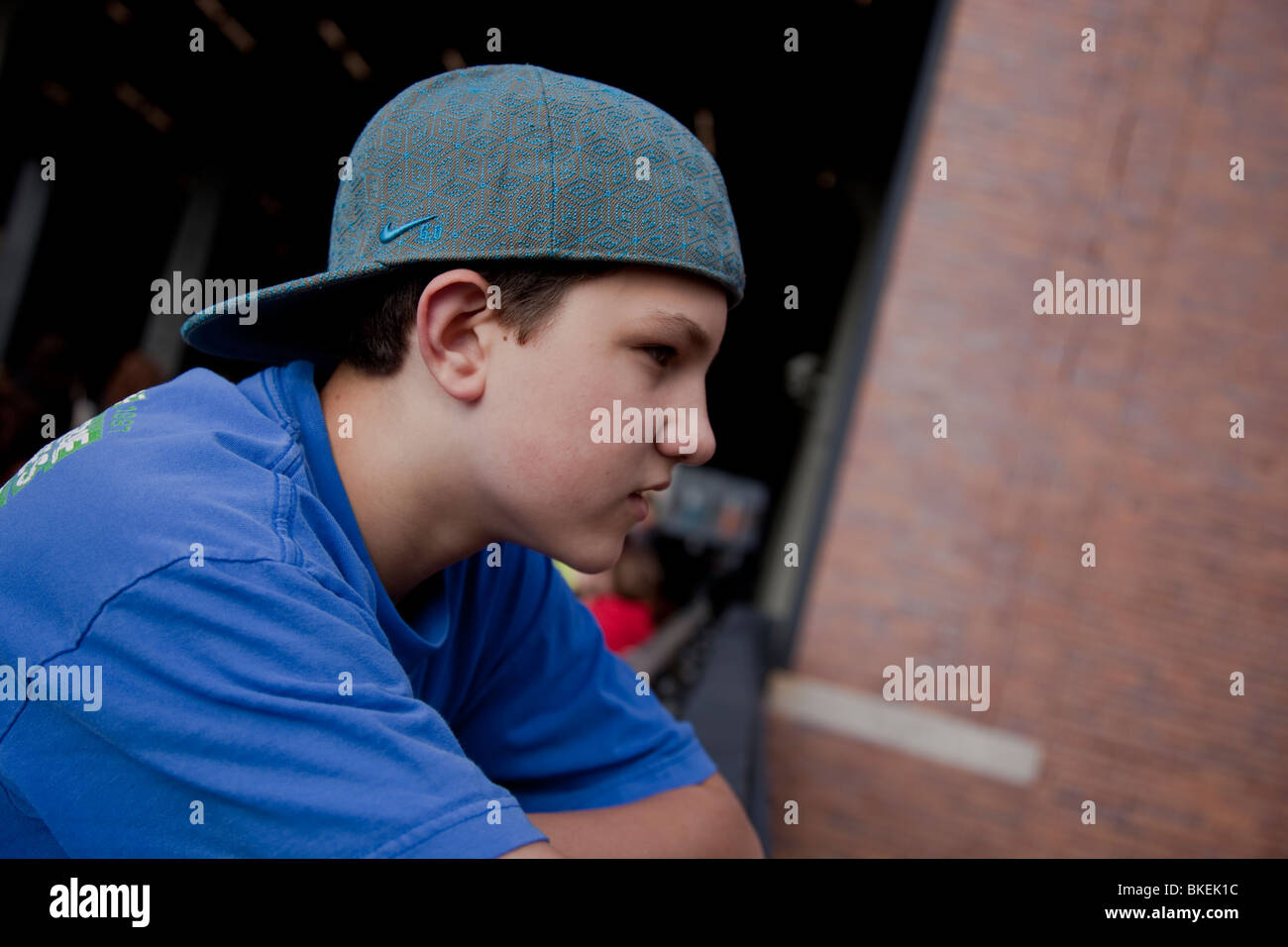 Ritratto di ragazzo di 13 anni nell'Highline Park, NYC Foto Stock