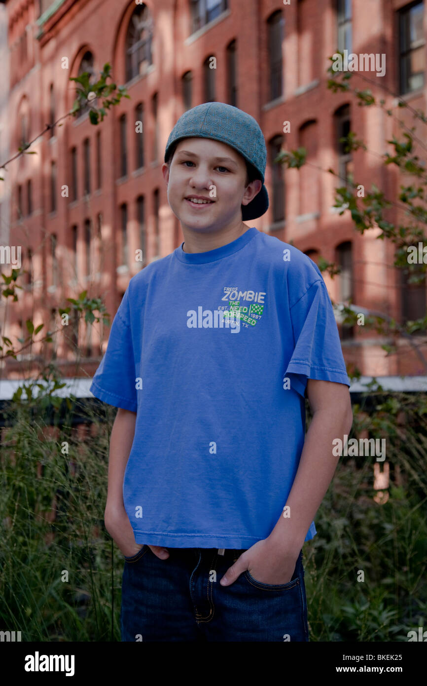 Ritratto di ragazzo di 13 anni nell'Highline Park, NYC Foto Stock
