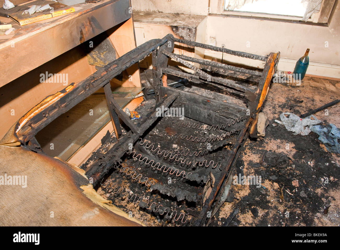 Divano bruciato dopo gli incendi causati da sigarette scartati Foto stock -  Alamy