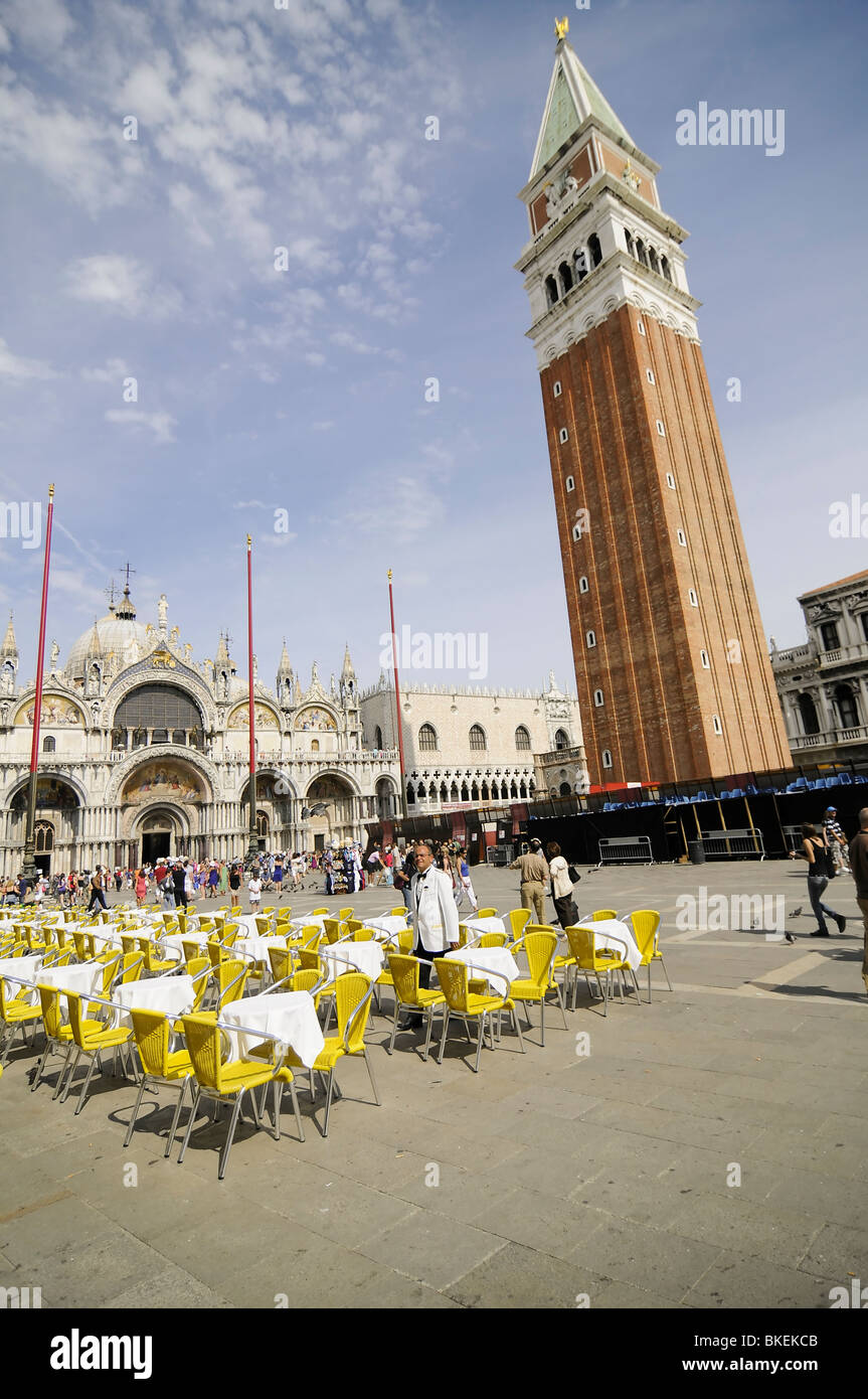 Piazza San Marco, Venezia. Il campanile, la Basilica di San Marco e tavoli da caffè in un bar di strada (Venezia, Italia) Foto Stock