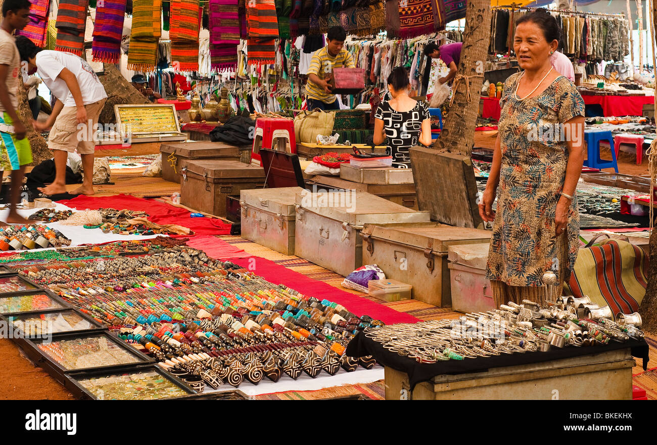Costume Jewelery venditore all'Anjuna Flea Market, Goa, India Foto Stock
