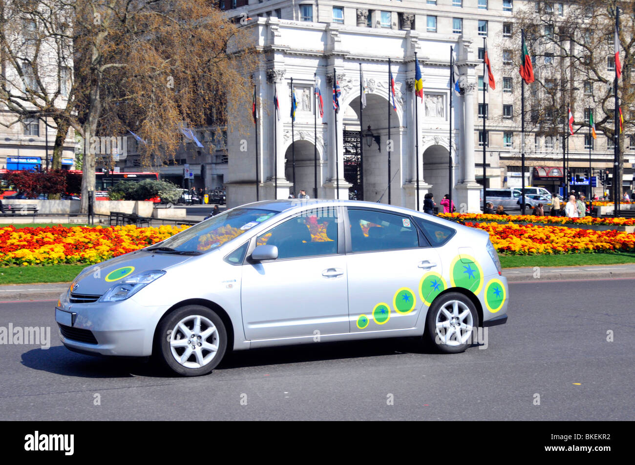 Toyota Prius un'automobile ibrida che combina il motore a combustione interna con il motore elettrico un liftback cinque porte che passa Marble Arch nel 2010 Londra Inghilterra Regno Unito Foto Stock
