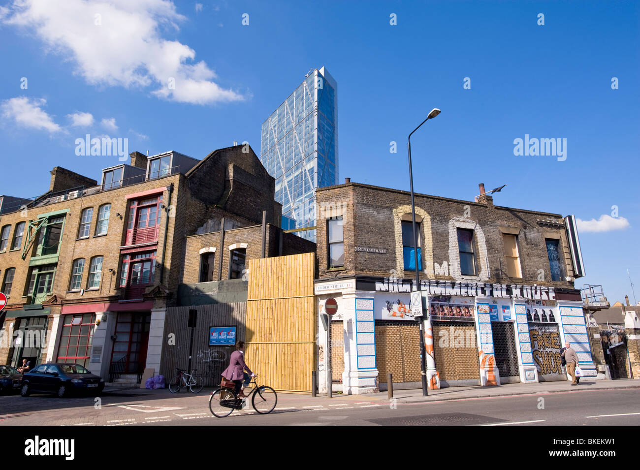 La vecchia e la nuova architettura su strada commerciale nella zona est di Londra, London, Regno Unito Foto Stock