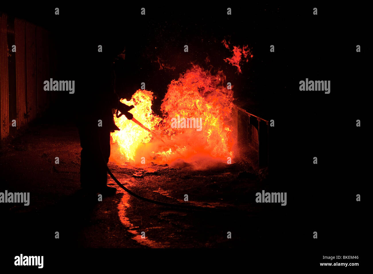 Fireman affronta il fuoco di rifiuti in entrata modello completamente rilasciato Foto Stock