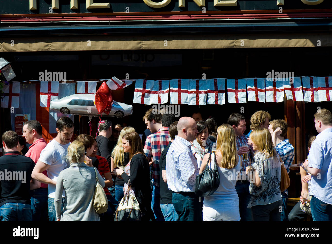 Persone di bere da pub su St Georges giorno, Goodge Street, Londra, Regno Unito Foto Stock