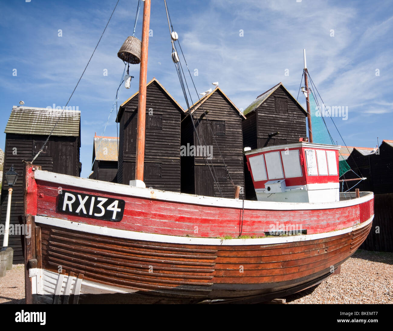 Barca da pesca e le tradizionali capanne netto Hastings East Sussex Foto Stock