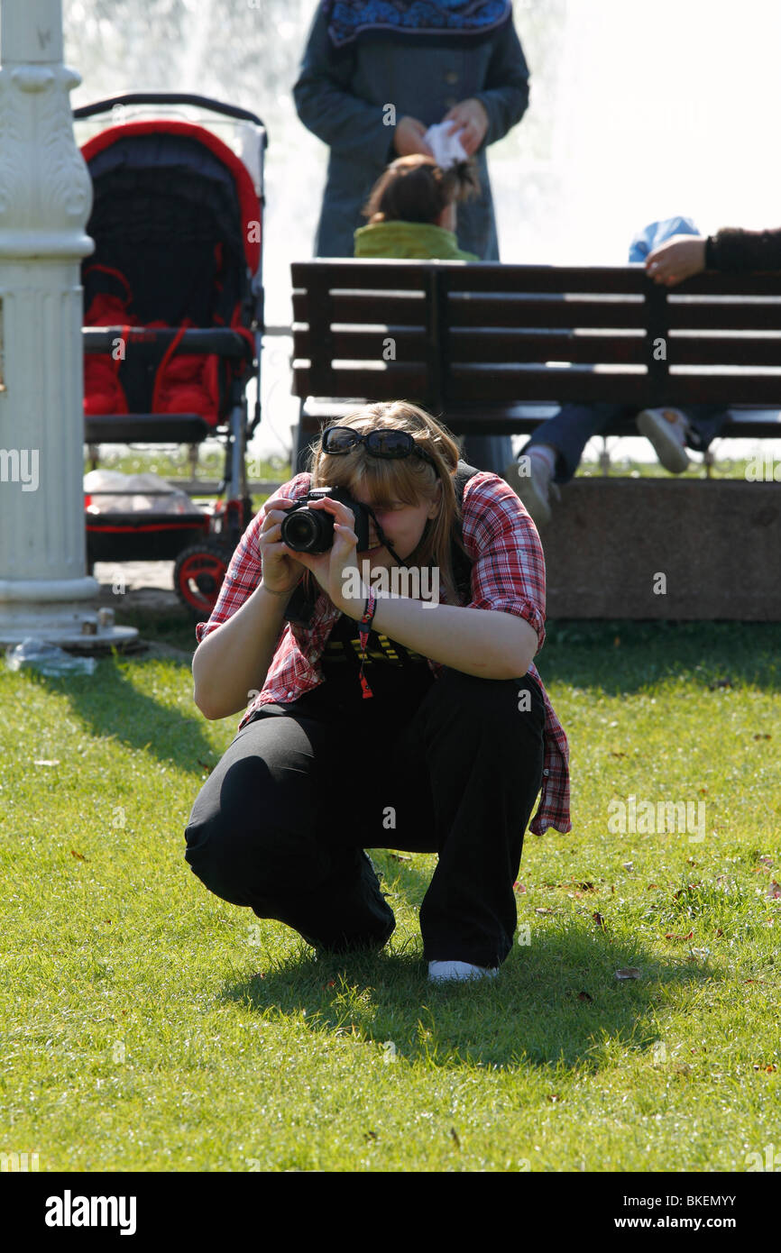 Un yoing Anzac adolescente ragazza turistica fotografare in Sultan Ahmed (Ahmet) square in Istanbul, Turchia, aprile 2010 Foto Stock